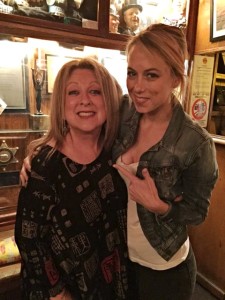 Iliza Shlesinger ‏@iliza  LADIES AND GENTLEMEN! The very tiny in real life trailblazer @ElayneBoosler !